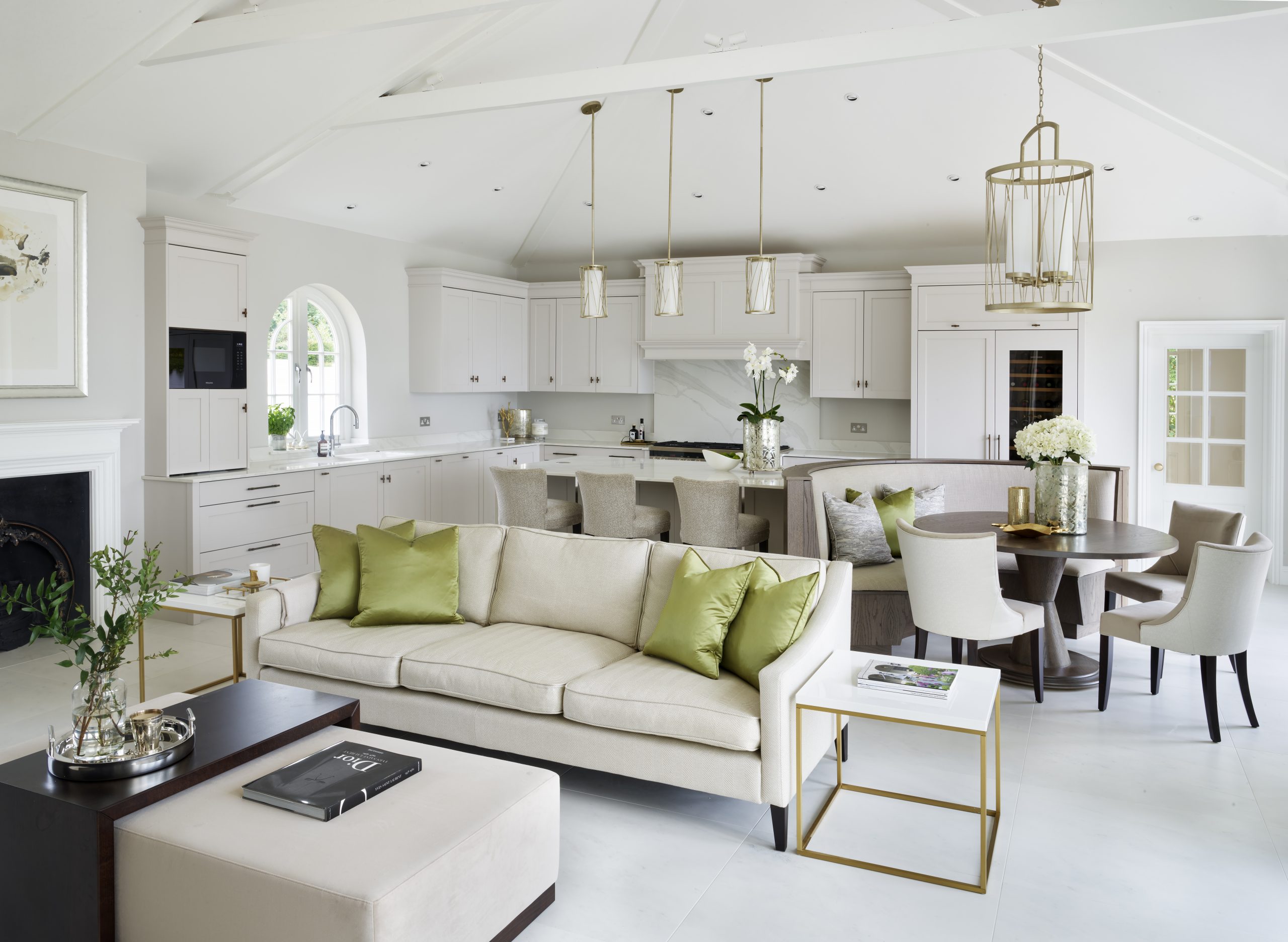 Neutral shaker luxury kitchen, open plan with banquette seating. 
