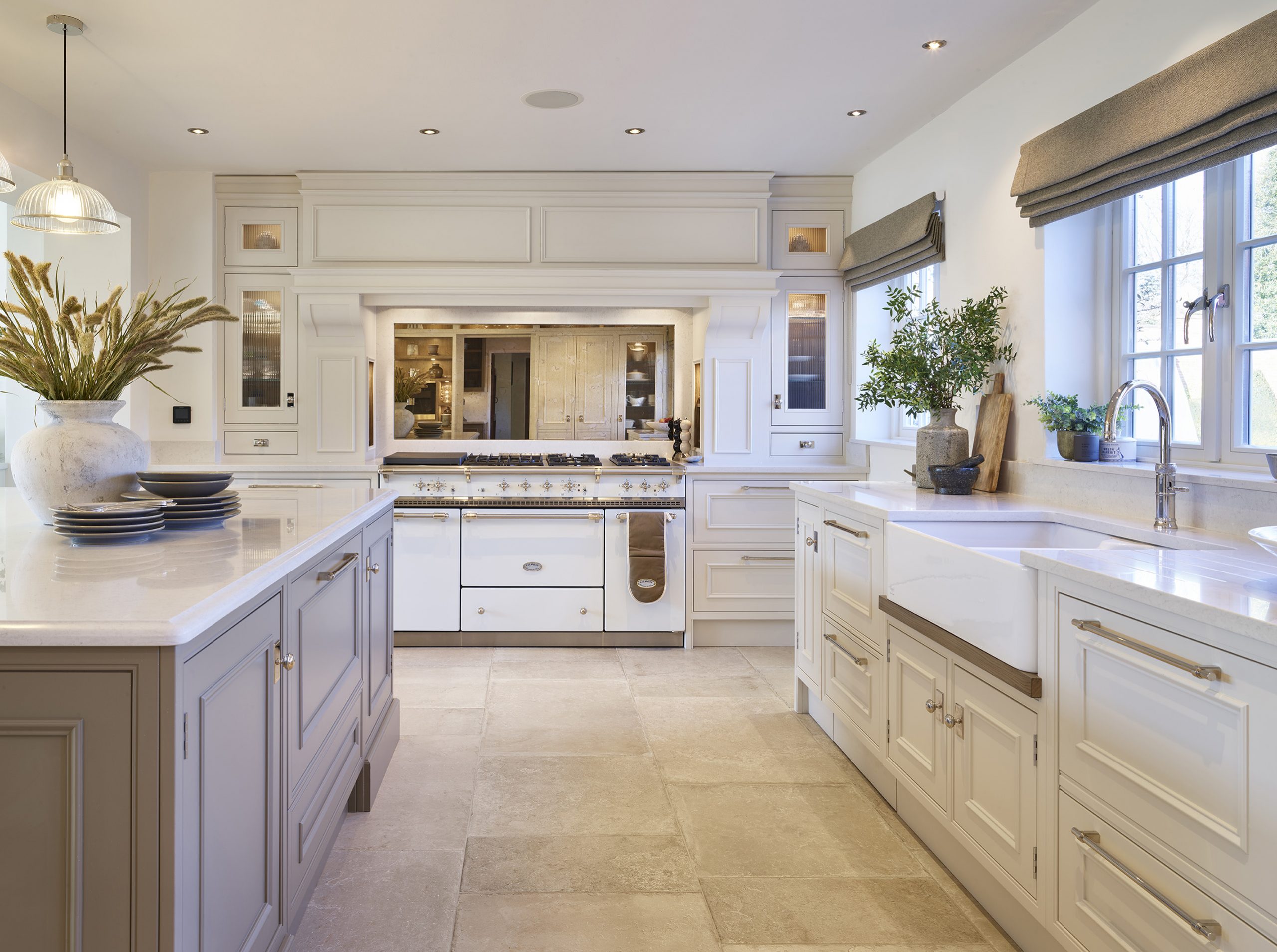 Classic Englemere Charles & Yorke kitchen in a timeless neutral
palette.